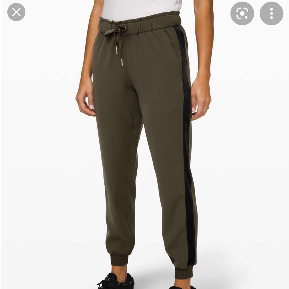Lululemon On The Fly Jogger w/ black velvet trim